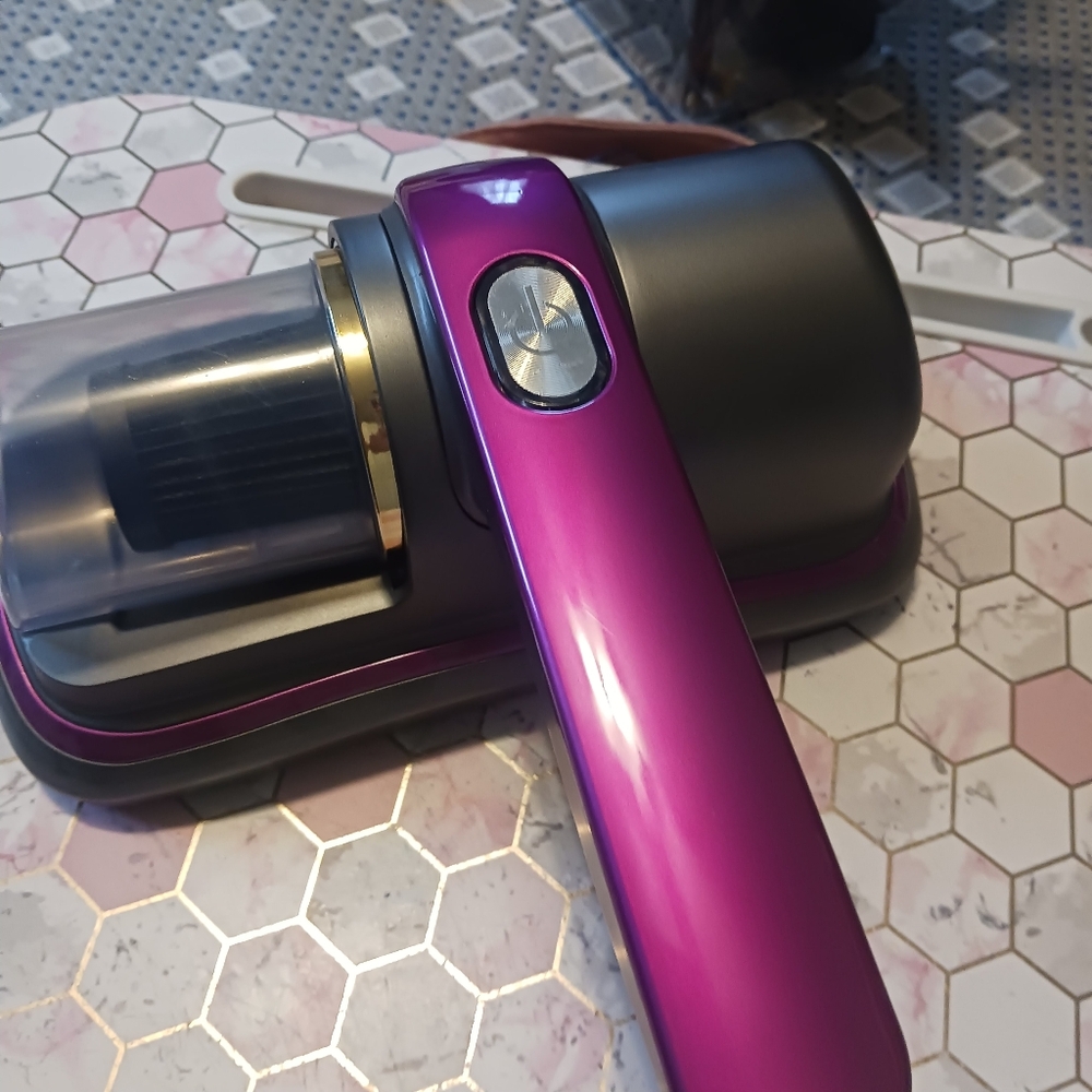 Mini Vacuum - Picture 2 of 3